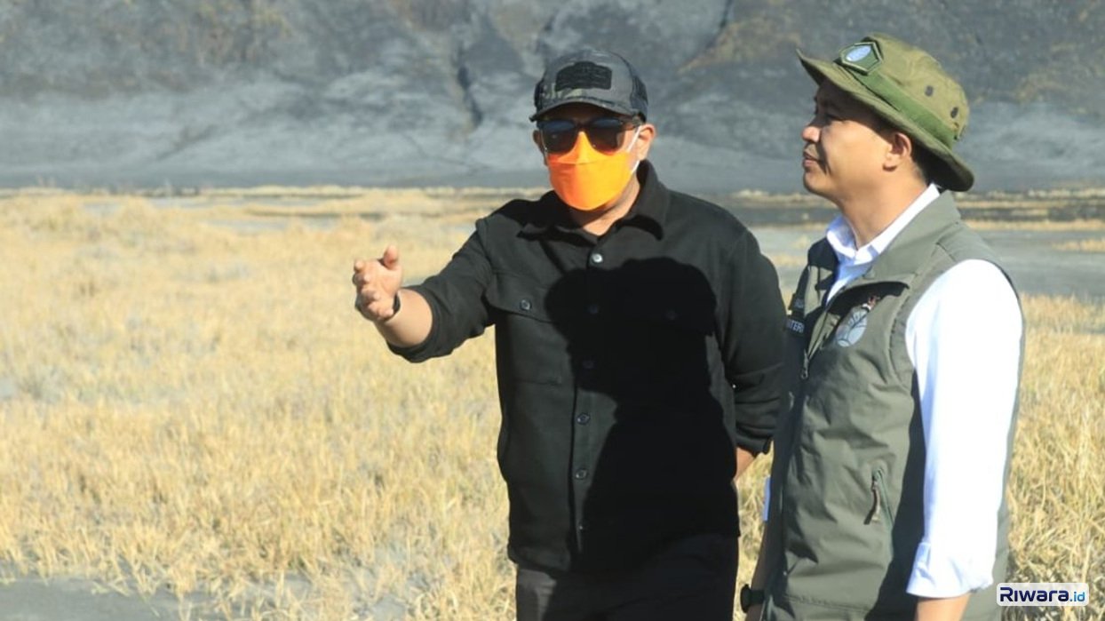 Menhut Raja Juli Antoni memantau penanganan kebakaran hutan dan lahan di Bromo pada Minggu 9 Agustus 2026